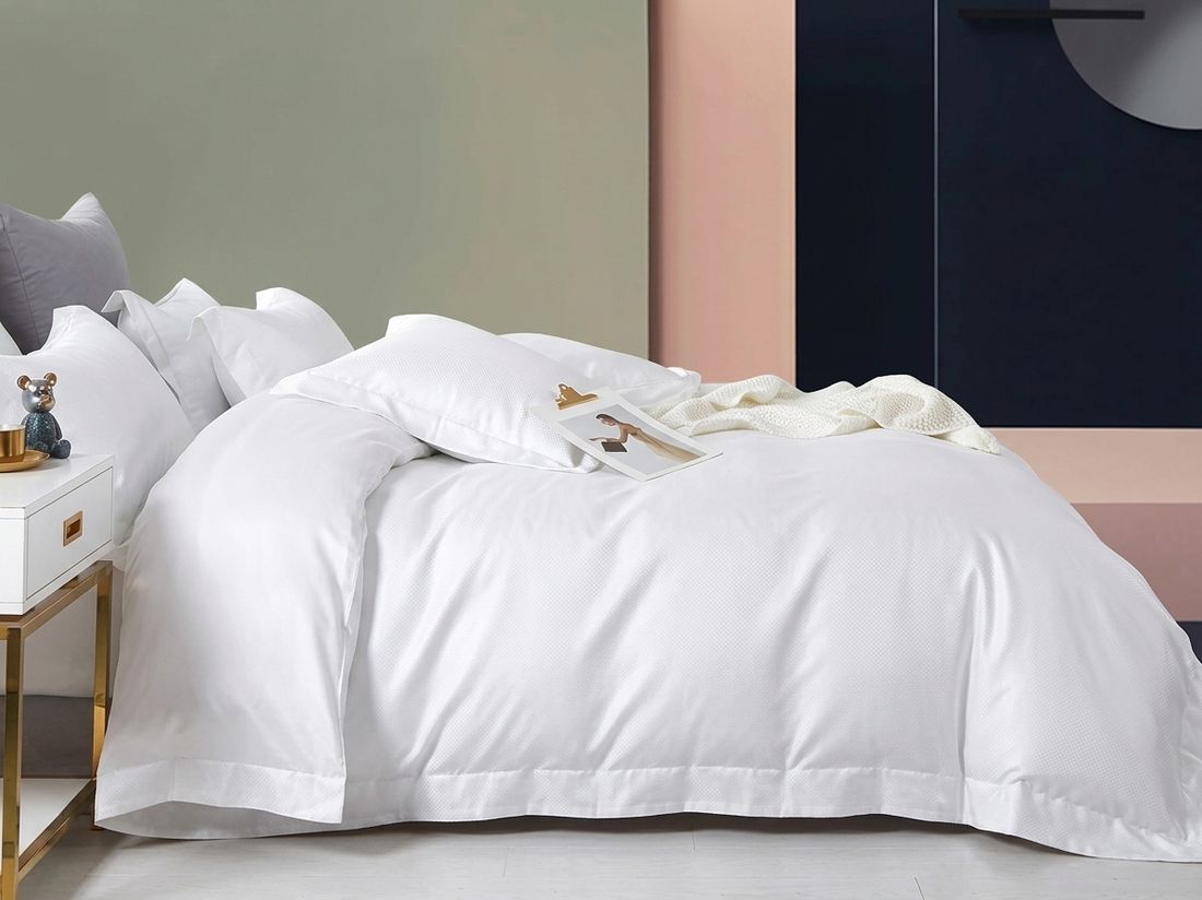 Set sprei hotel deluxe warna putih dengan headboard beludru