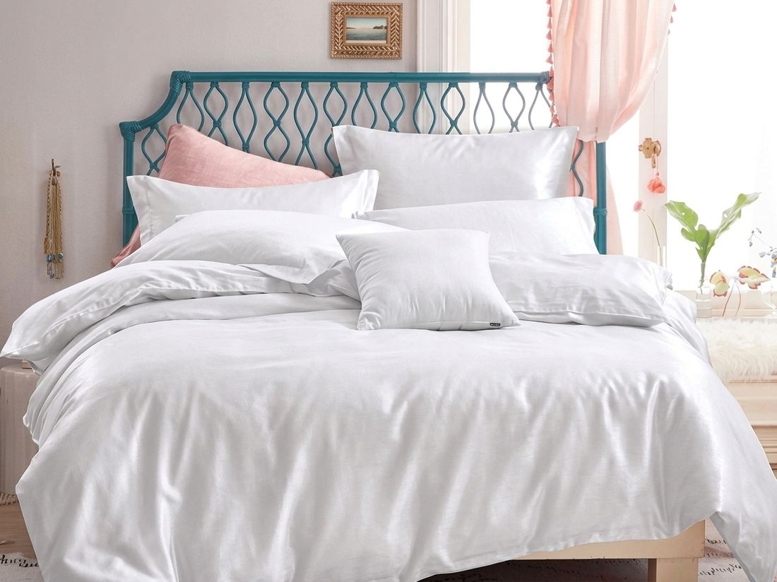 Sprei suite mewah dengan nuansa hangat
