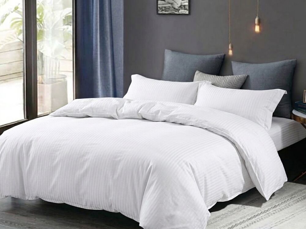 Sprei garis abu-abu premium untuk kamar hotel modern