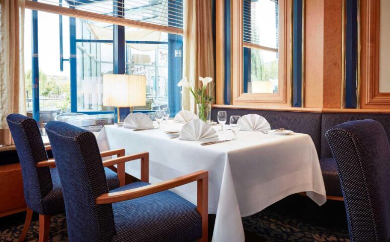 Taplak navy untuk suasana restoran fine dining