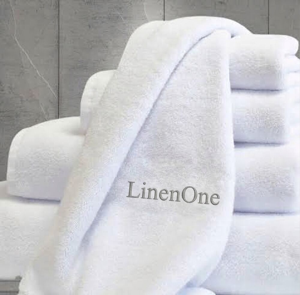 Tumpukan handuk hotel LinenOne dengan bordir logo
